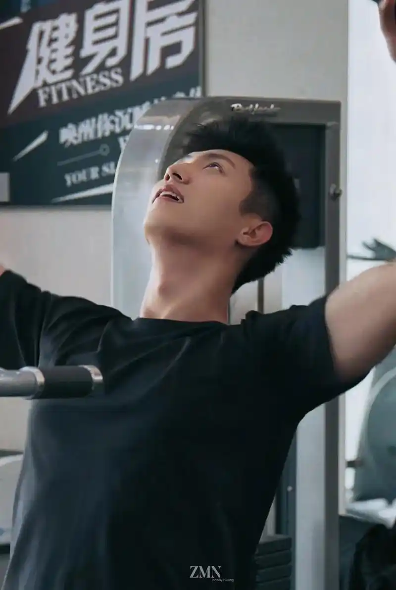 黄景瑜 黄景瑜喊你减肥啦.#能抗住怼脸镜头的颜值 #从漫画里 - 抖音