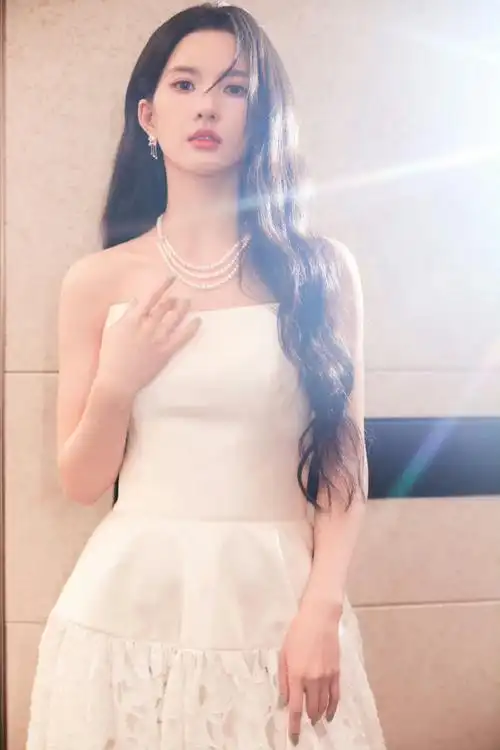 刘些宁优雅感##刘些宁纯白抹胸礼裙