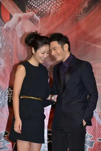 黄晓明林心如情侣装宣传《精忠岳飞》 贴面热聊显暧昧(组图)