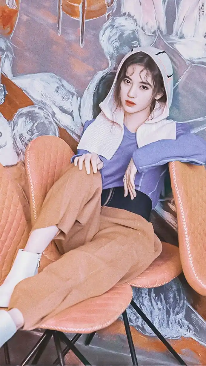 "四千年美女"鞠婧祎杂志封面!网友:其实真的挺好看