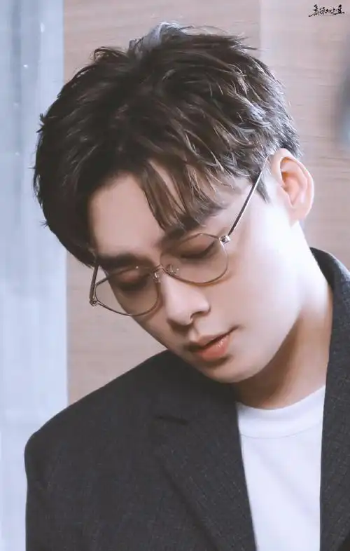 李易峰窗边侧颜大片