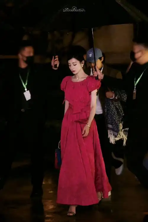 迪丽热巴撑伞侧颜