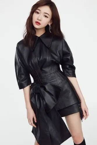 吴谨言身穿黑色束腰皮裙什么水平zt