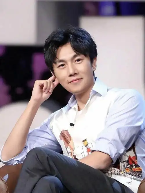 3   离婚后的伊能静和秦昊,是在一场聚会上认识,秦昊对伊能静一见