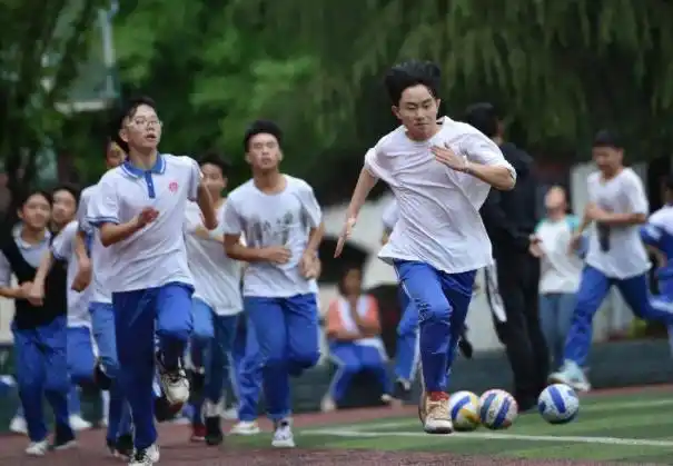高中体育老师长得太帅女生上课犯花痴无奈只能去教初中