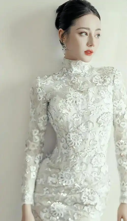 明星的穿衣显出爱国情怀,赵丽颖中国风封神,刘诗诗旗袍穿出灵魂