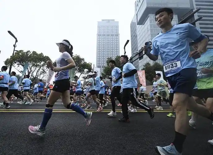 杭州临平:半程马拉松鸣枪开跑,跑进春天与时尚|杭州市|马拉松_新浪