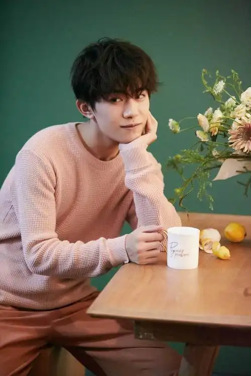 易烊千玺花店写真物料放出 温柔抚摸小兔几令人羡慕