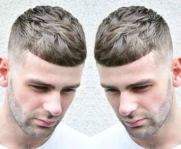 一个短发锅盖头可以让男士看起来十分的可爱,就像一个清纯的中学生