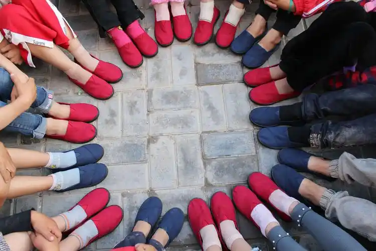 2019年6月28日同心县豫海帮扶中心为乡村的小学生发放爱心布鞋,孩子们