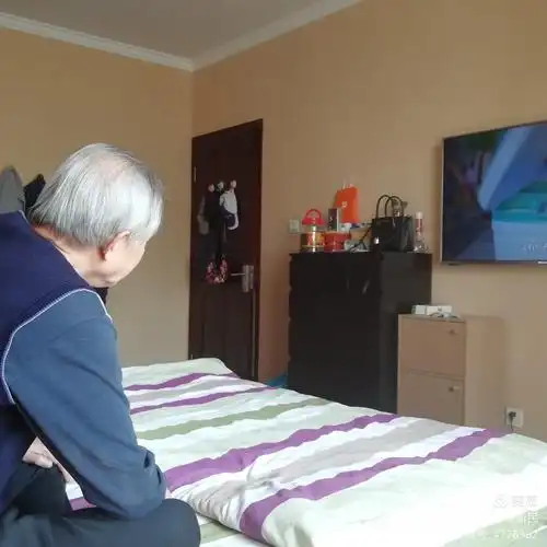 宅家坐在床上看电视