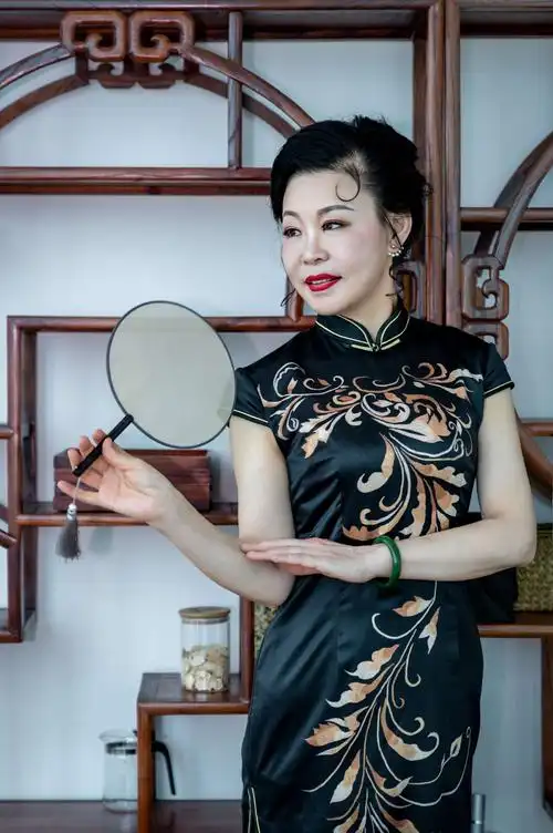 穿旗袍的女人如诗,淡然清雅