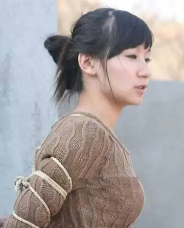 被抓获后公开示众的那些年轻女犯(组图)