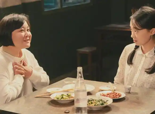 张小斐晒为贾玲庆生 素颜出镜比耶笑容灿烂