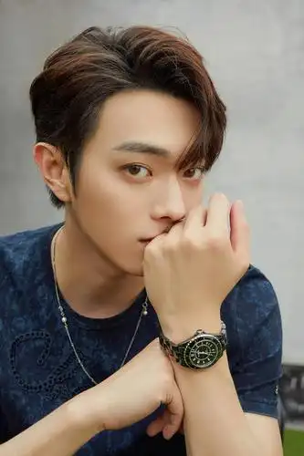 欢娱影视演员许凯soso诠释香奈儿j12黑色腕表系列