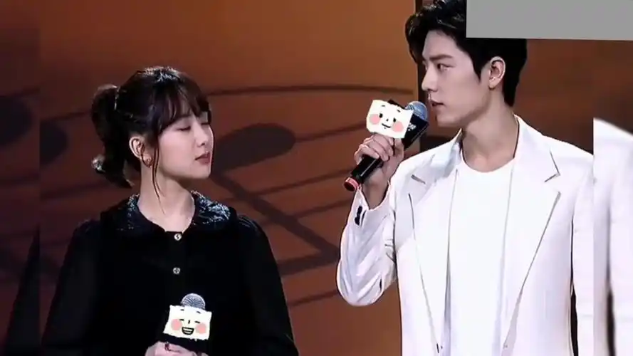 杨紫肖战现场互动很甜彼此注视着对方满眼都是对方太甜了