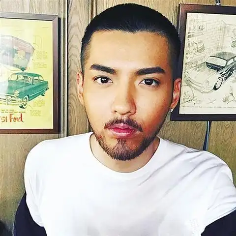 吴亦凡留络腮胡造型曝光身着服务员制服图