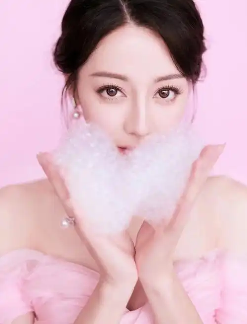 桃粉清新春意盈盈,焕发怦然心动的活力 #迪丽热巴# #力士沐浴露