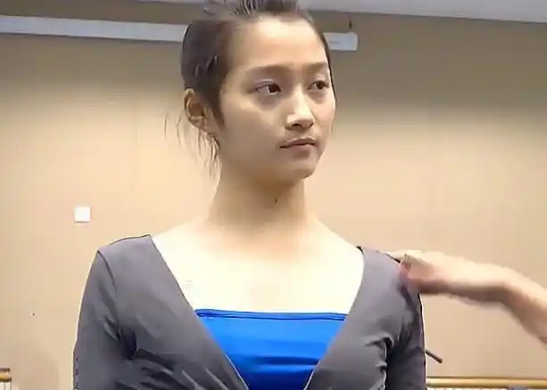 关晓彤早年艺考旧照,失去滤镜和美颜暴露真颜值,网友:天生丽质