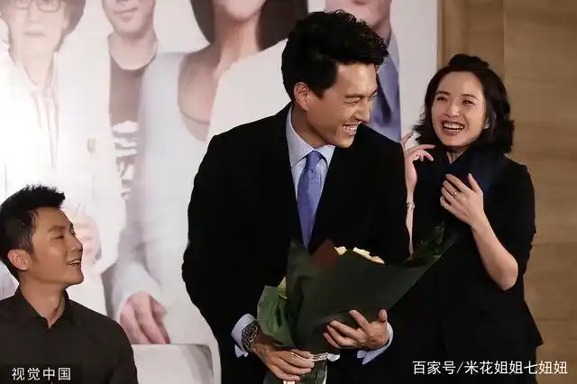 靳东夫妇恩爱亮相,二人简约穿搭超级正派,郎才女貌不过如此