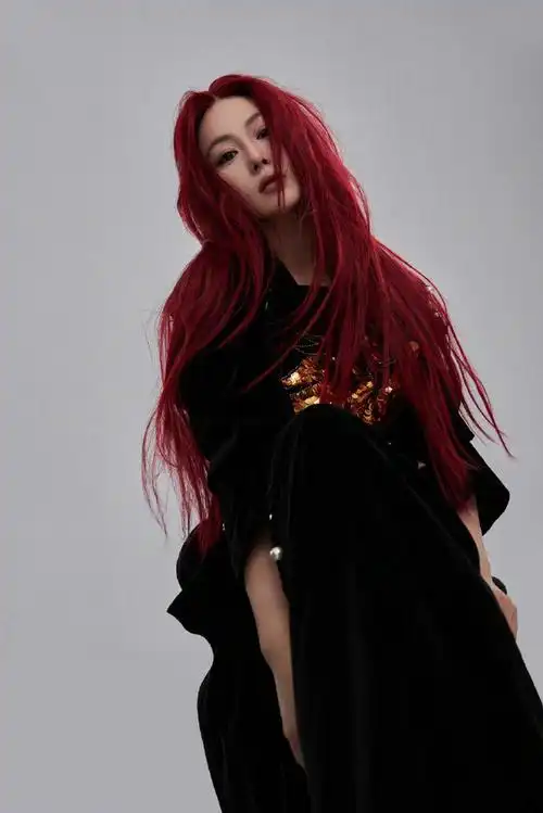 张馨予红发造型#张馨予近照眼神很犀利,满满的故事感