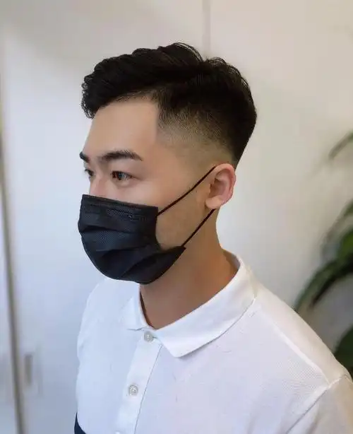 比如大家可以剪一款这样的三七分发型,整体有点类似背头,但是侧边铲光