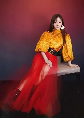 年会穿礼服就选张含韵这一身了,金 红是真好看