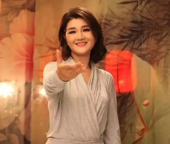 降央卓玛成名前是服务员,老板说:降央,你的机会来了,去唱歌吧