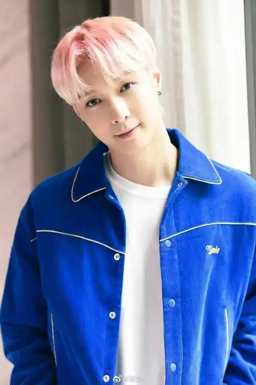张艺兴粉发蓝衣比心照#张艺兴新图来啦[憧憬]粉色头发搭配蓝色曳