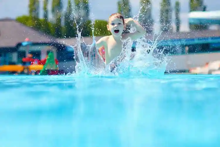 泳池中溅起大量水花的少年