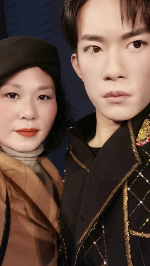 易烊千玺刘北山蜡像_重庆刘北山易烊千玺蜡像_易烊千玺小北蜡像在哪里