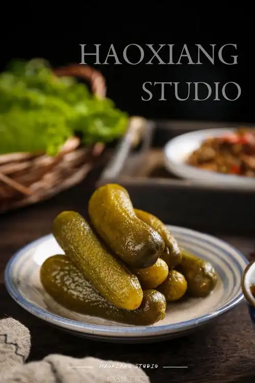 俄式酸黄瓜酸黄瓜炒肉静物产品摄影沈阳美食拍摄