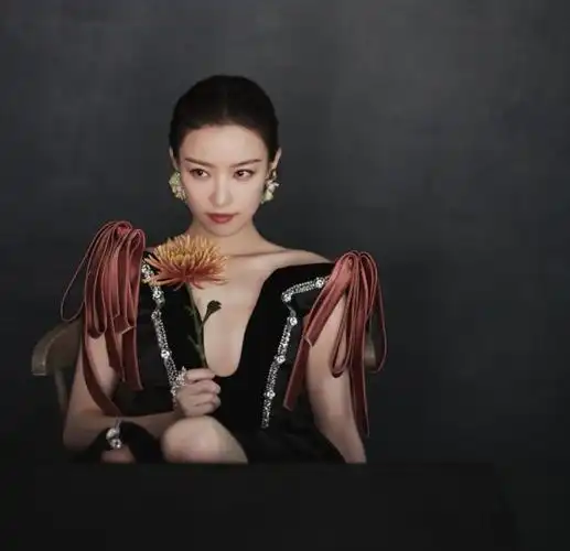 倪妮大深v礼裙秀事业线皮肤白到发光宫廷风打破拘谨