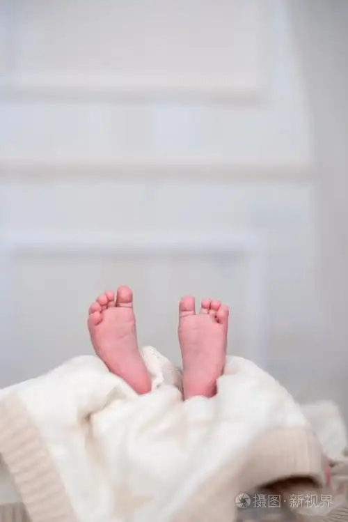 在床上的婴儿脚