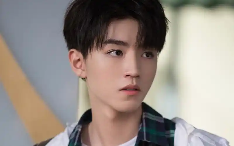 王俊凯最新帅气壁纸_人气偶像王俊凯