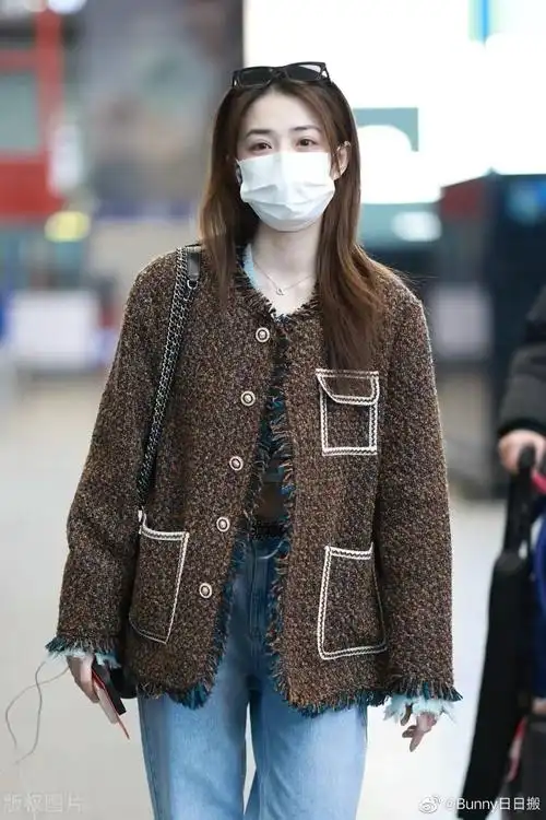 徐璐机场照小香风老花外套太吸睛这腰着实慕了