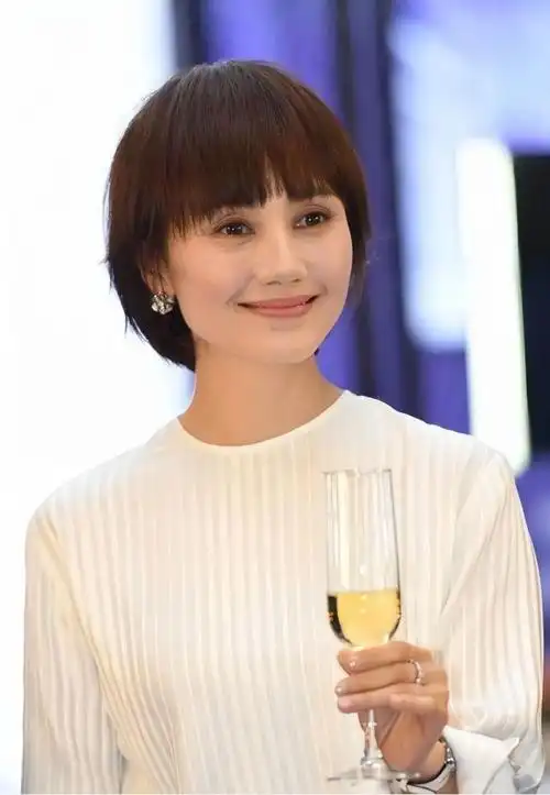 岁袁泉活成了中年女人的样板:头发剪短,裙子过膝,美得惊艳|短发|发型