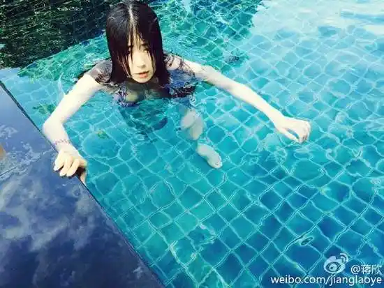 蒋欣穿泳装秀好身材 自黑:出水芙蓉都是骗人(图)