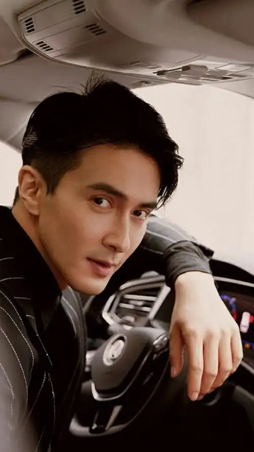 鼻子又高又挺,山根与鼻骨都特别明显,给人一种成熟又沉稳的帅气感