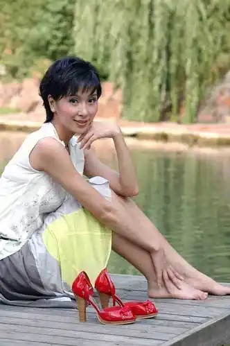 杨恭如夏日清凉写真 展现"亚姐"闺秀气质(图)