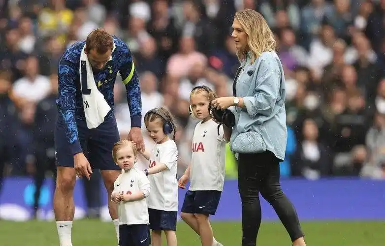 凯恩的三个娃,在国外遇事故后进医院,奔驰v级撞瘪了_孩子_雷诺_慕尼黑