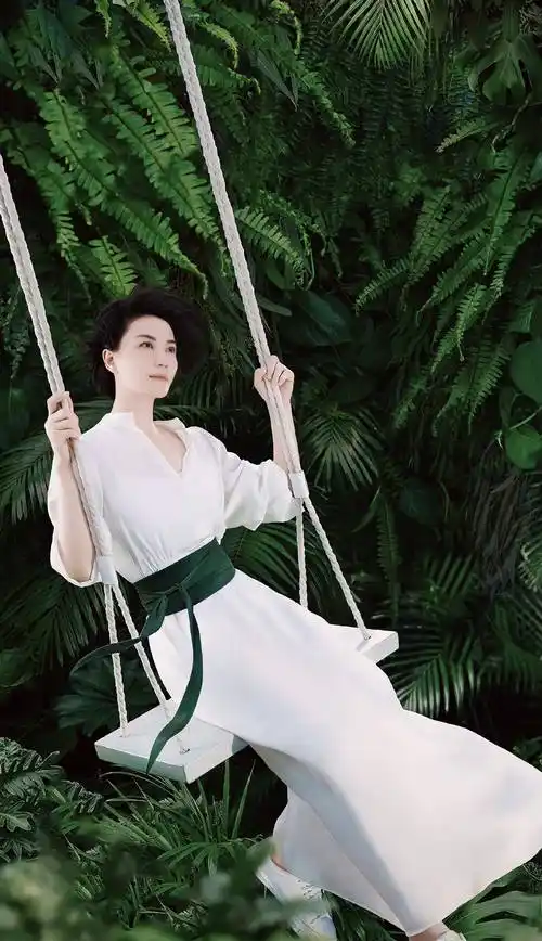 王菲再与男友人合照,肌肤发亮状态不错,女儿李嫣也同框_造型_照片_白