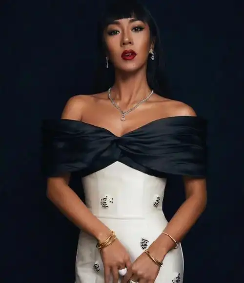 吉克隽逸身材惹争议穿白色吊带被批肋骨外翻疑似减肥过度暴瘦