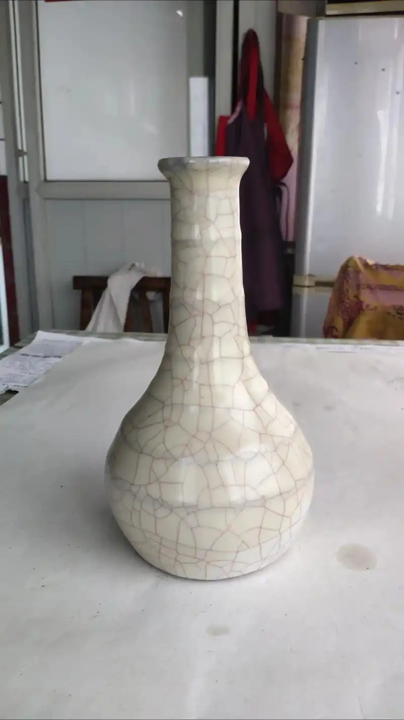 宋代官窑修内司款月白长颈瓶让大家欣赏,谢谢大家欣赏点赞! - 抖音