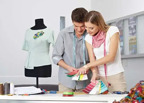 一起看色卡的服装设计师高清摄影图片