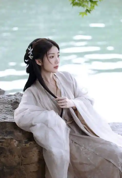 毛晓彤白色汉服仙气飘飘写真,清新脱俗宛如画中人!一起来看看吧!