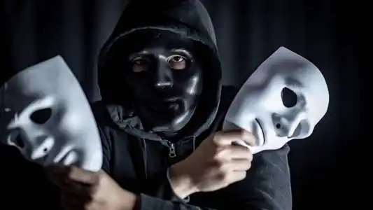 蒙面人的电脑黑客剪影传统威尼斯嘉年华上的几对蒙面人蒙面人反对用