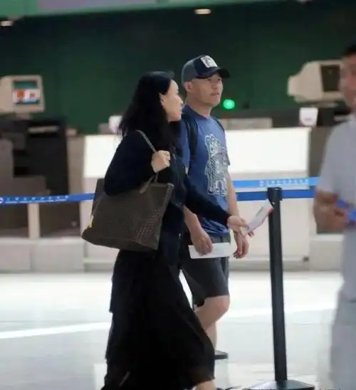 女儿甜美可人,老公帅气,她真老了|孟桐|包包|穿搭|阔腿裤|金曲奖|古典