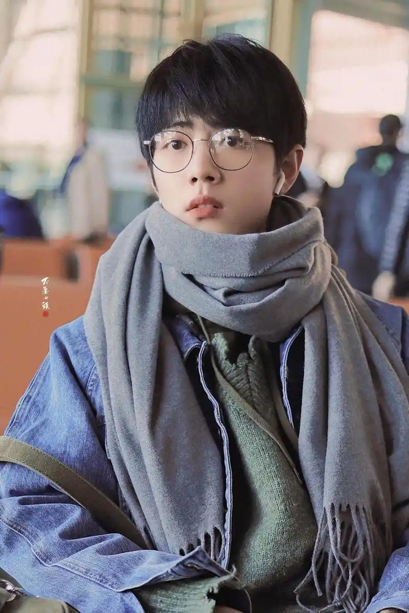 肖战戴眼镜真的高级,果然人长得帅戴什么眼镜都好看.你们说呢