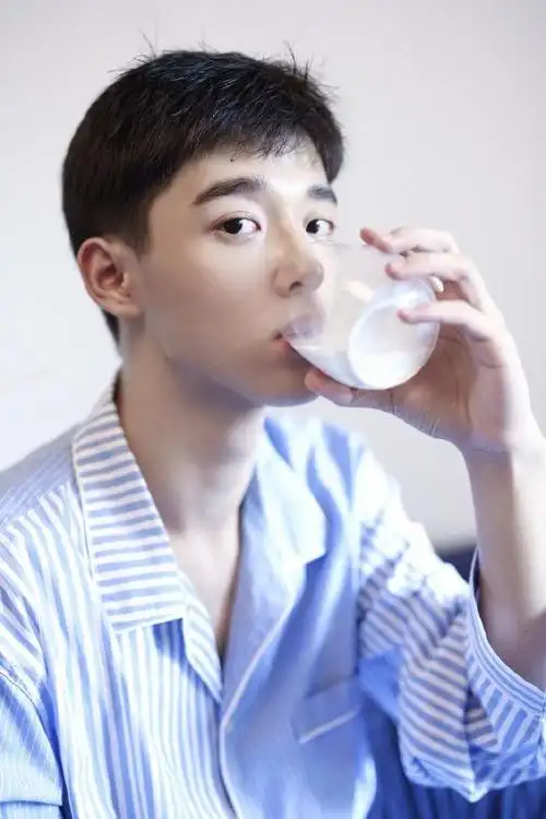 小鲜肉帅哥当红小鲜肉男神帅哥养眼生活写真照片帅哥猛男文章小虾米